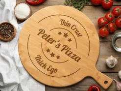 Personlig Serveringsbräda i Trä med Gravyr - Pizza