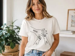 Premium T-shirt med egen text - Hand i hand