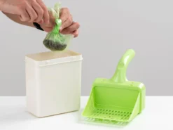 Scoop Up! Kattsandsspade med Behållare
