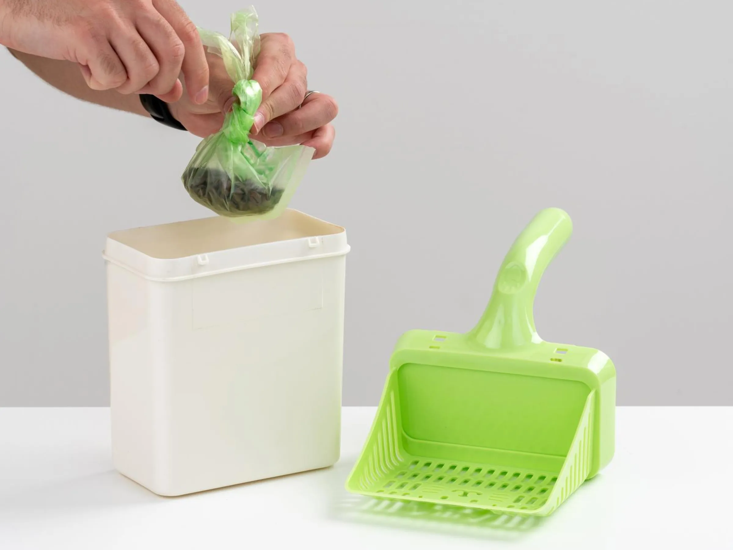 Scoop Up! Kattsandsspade med Behållare