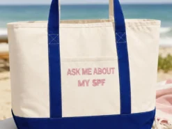 Strandväska med broderad text